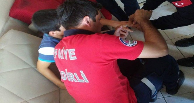 Küçük çocuğun parmağına sıkışan yüzüğü itfaiye çıkardı