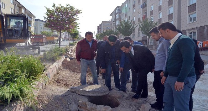 Belediye Başkanı Bahçeci, yol yapım çalışmalarını yerinde inceledi