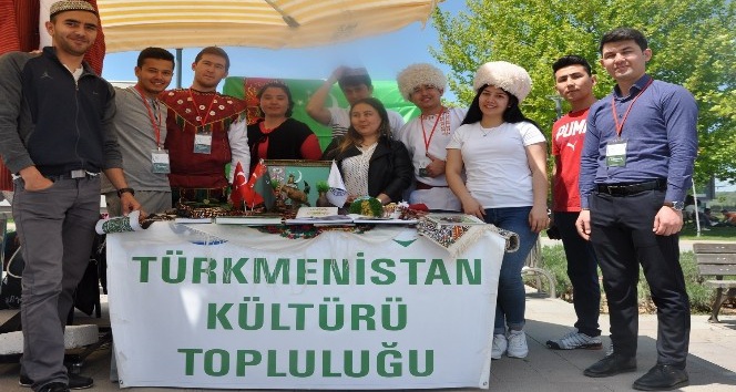 Uşak Üniversitesi’nde öğrenci toplulukları stant çalışmalarına devam ediyor
