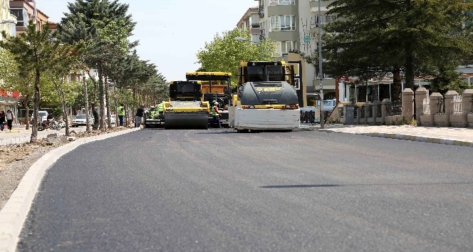 Alt yapısı biten Ebulfeyz Elçibey Caddesinde asfalt çalışması başladı