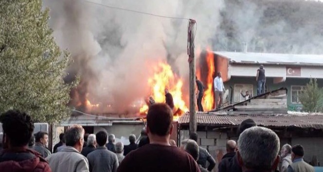 Gümüşhane’de çatı yangını, 8 kişi dumandan etkilendi