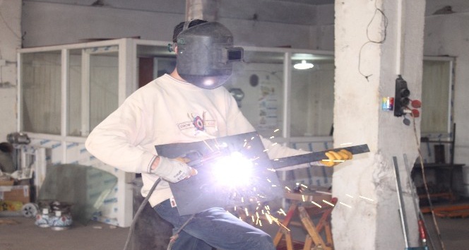 Sosyal medyanın yeni fenomeni Suriyeli kaynakçı genç oldu