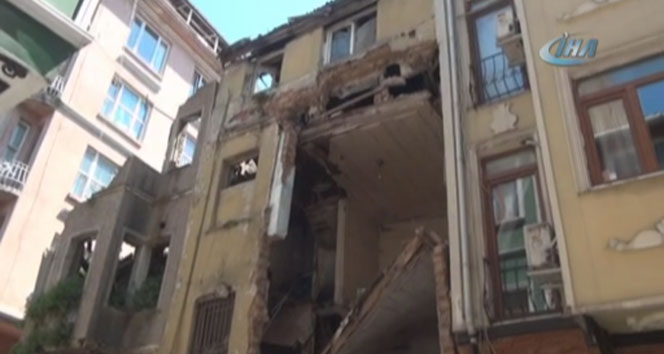 Beyoğlu&#039;nda 3 katlı binada çökme meydana geldi