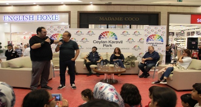 Seksenler dizisinin sevilen oyuncuları sevenleriyle bir araya geldi