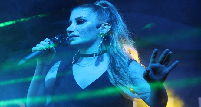 İrem Derici Bodrumluları esprileri ile kahkahaya boğdu