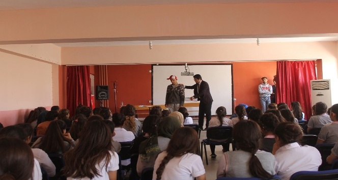 Silopi’de madde bağımlıları ile ilgili tiyatro sahnelendi