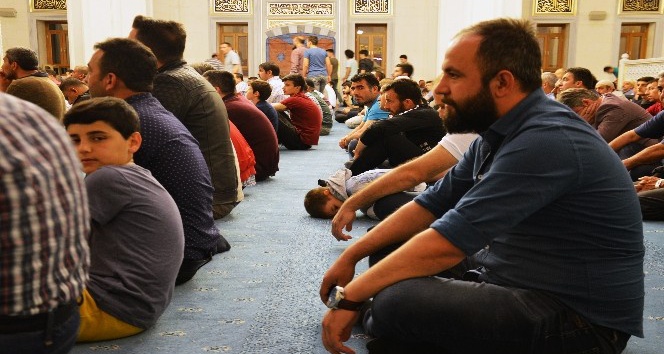 Berat Kandili’nde camiler doldu, taştı