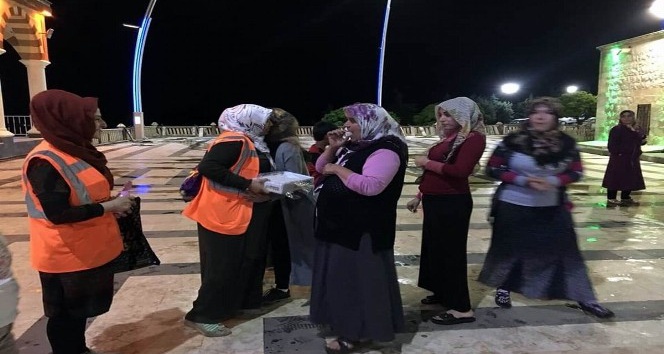 Kilis belediyesi lokum dağıttı