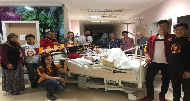 Yıldız futbolcu Gomis’ten genç hastaya geçmiş olsun videosu