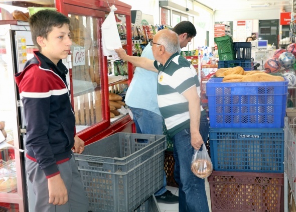 Öte yandan ilçede çevredeki bazı marketlerin de fiyatı 60 kuruşa kadar düşürmesi dikkat çekti.
