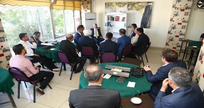 Cizre’de kıraathanelerde kütüphane köşesi