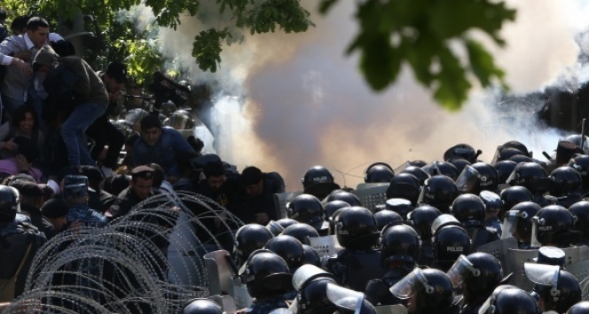 Erivan&#039;da göstericiler yolları kapattı