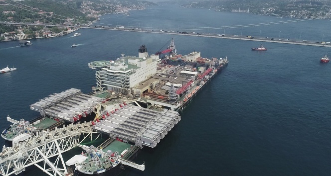 Dünyanın en büyük inşaat gemisinin Boğaz&#039;dan geçişi havadan görüntülendi
