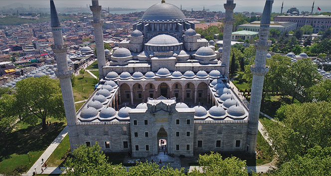 Süleymaniye Camii&#039;nin halıları değişiyor