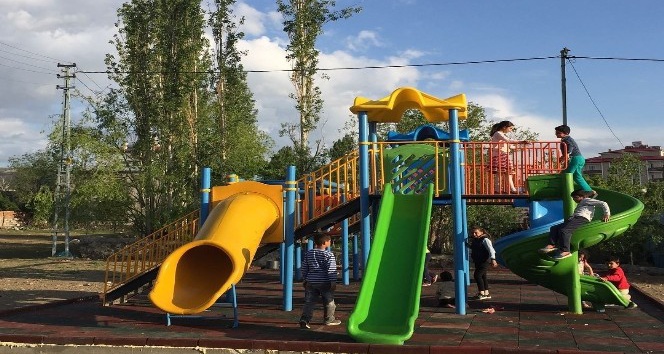 Belediyeden çocuk oyun parkı