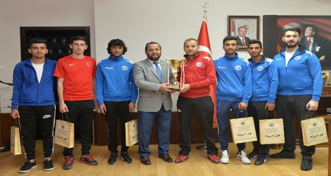 KMÜ Rektörü Akgül, Türkiye ikincisi tekvando takımını kabul etti