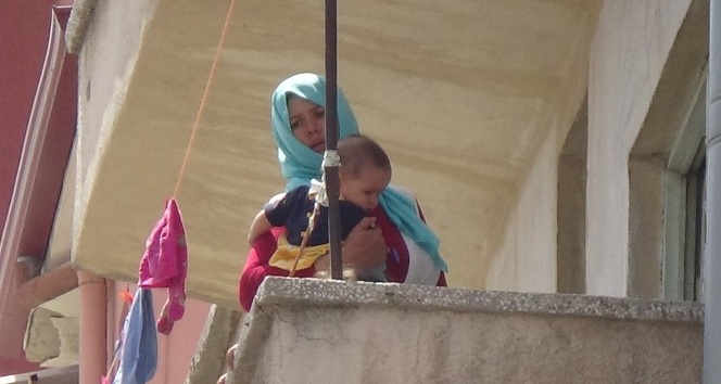 İki çocuğuyla balkonda mahsur kalan Afgan kadını itfaiye kurtardı