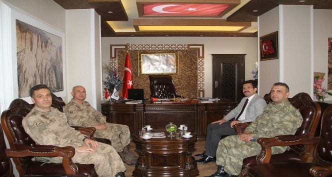 Korgeneral Karataş’tan Kaymakam Öztürk’e ziyaret