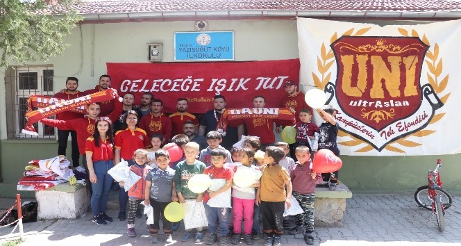 Galatasaray taraftar grubundan Isparta’daki köy okuluna kütüphane