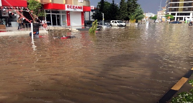 Kilis’te sağanak yağış ve dolu hayatı olumsuz etkiledi