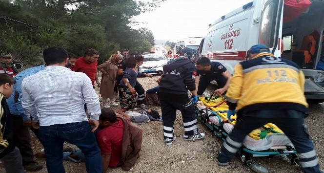 Kilis’te minibüs ile hafif ticari araç çarpıştı: 12 yaralı