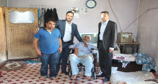Silopi’de 80 yaşındaki yaşlı adamın tekerlekli sandalye sevinci