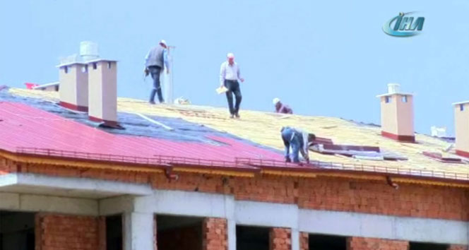 Binanın çatısındaki işçiler, yürekleri ağza getirdi