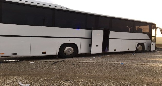 Tur otobüsü tıra çarptı: 1 ölü, 46 yaralı