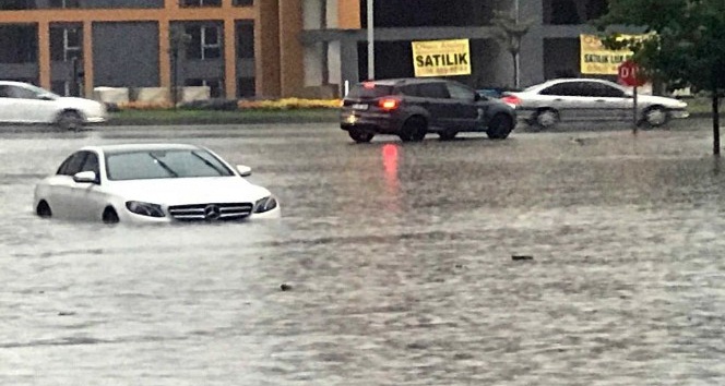 Batman’da otomobiller yağmur suyunda mahsur kaldı
