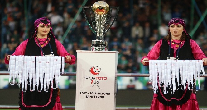 Spor Toto 1. Lig 2017-2018 Şampiyonu Çaykur Rizespor sahasında şampiyonluğu kutladı