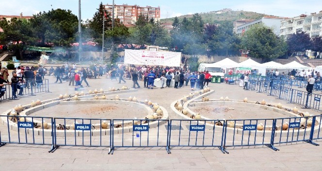 Yozgat’ta ‘66’ şekline göre hazırlanan ocakta 66 testi kebabı pişirildi