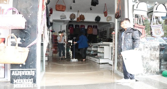 Kırşehir’de şiddetli yağış hayatı olumsuz etkiledi