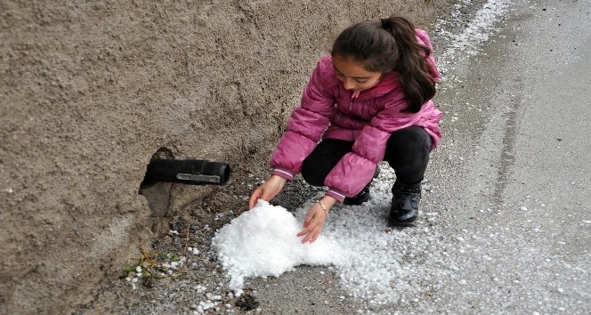 Sorgun’da dolu yağışı ilçeyi beyaza bürüdü