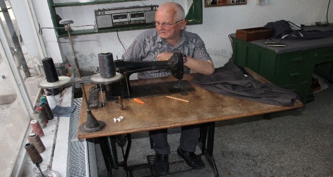 Bir asırlık makine ile 70 yıldır terzilik yapıyor