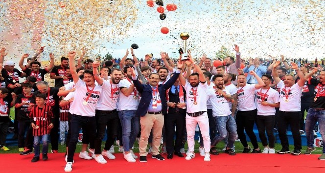 UTAŞ Uşakspor şampiyonluk kupasını kaldırdı