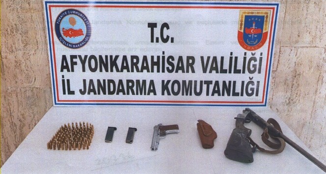 Jandarma aramasında ruhsatsız tabanca ve av tüfeği ele geçirildi