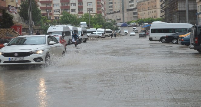Mardin’de yağışlar su baskınlarına neden oldu