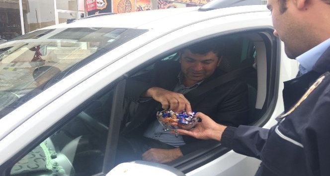 Midyat polisinden sürücülere şekerli uygulama