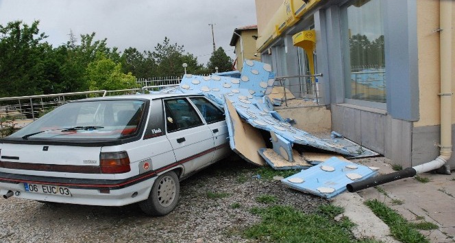 Şiddetli rüzgarda dış cephe kaplaması koptu, bir çocuk yaralandı