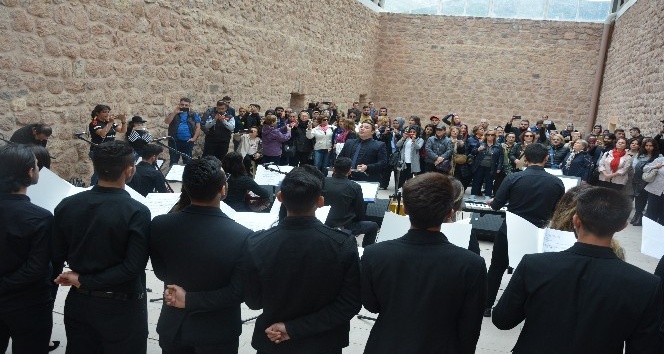 Doğubayazıt Ahmed-i Hani Meslek Yüksek Okulu öğrencileri mezuniyet sevincini Tarihi İshakpaşa Sarayı’nda düzenlenen konserle kutladı