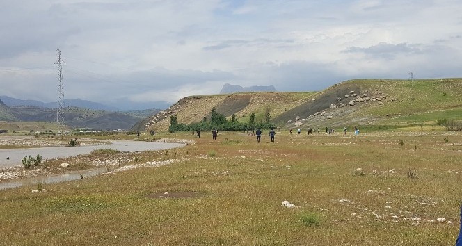 Şırnak’ın Kumçatı beldesinde girdikleri Risor Deresi’nde kaybolan ve bölgede çobanlık yapan 14-15 yaşlarındaki iki çocuktan Agit Güler’in cansız bedenine ulaşıldı. Çocuklardan Mehmet Zeyrek’in bulunması için arama kurtarma çalışmaları sürüyor.