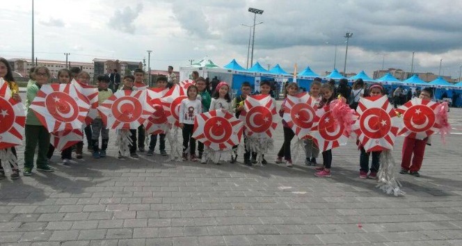Öğrencilerin uçurtma şenliği