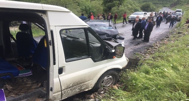 Şırnak’ın Beytüşşebap ilçesi Ayvalık köyü mevkisinde öğrenci servisi ile otomobilin çarpışması sonucu 1’i ağır 8 kişi yaralandı. Bölgeye çok sayıda ambulans sevk edildi.