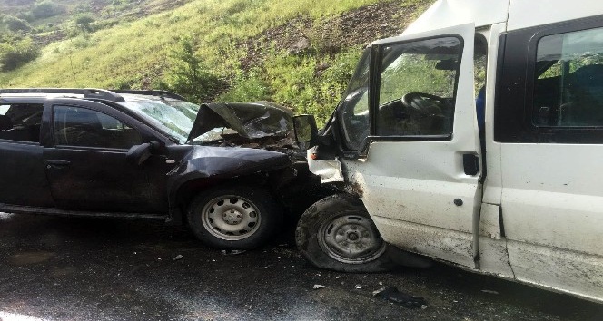 Şırnak’ta öğrenci servisi ile otomobil çarpıştı: 1’i ağır 8 yaralı