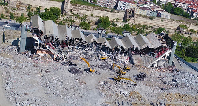 Abdi İpekçi Spor Salonu’nun yüzde 90&#039;ı yıkıldı