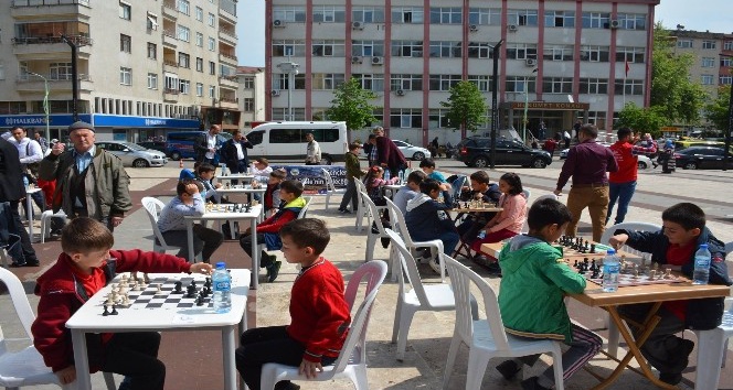 Belediyeden çocuklara satranç şenliği