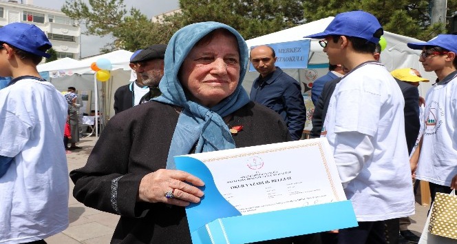 Yozgat’ta okuma yazma öğrenen en yaşlı 14 kursiyer ödüllendirildi