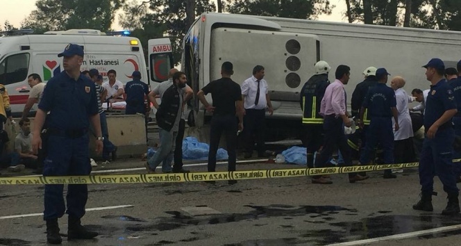 Antalya’da minibüs otel servisine arkadan çarptı:3 ölü, 11 yaralı