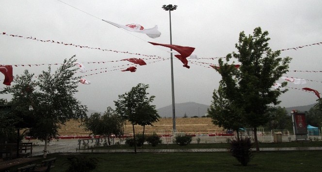 SDÜ’de sağanak yağış ve fırtınaya rağmen, ertesi gün yapılacak Gül Festivali dolayısıyla mezuniyet töreni ertelenmedi