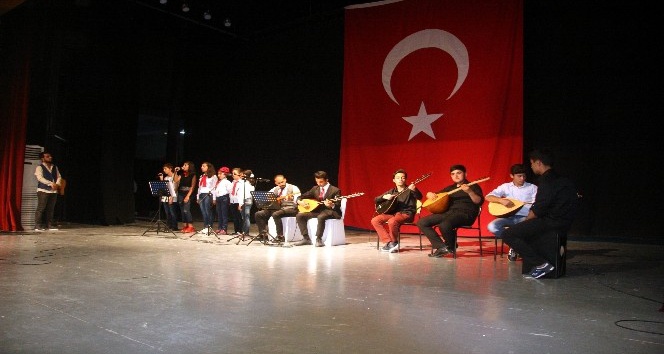Suriyeli ve Türk öğrencilerden muhteşem yıl sonu gösterisi